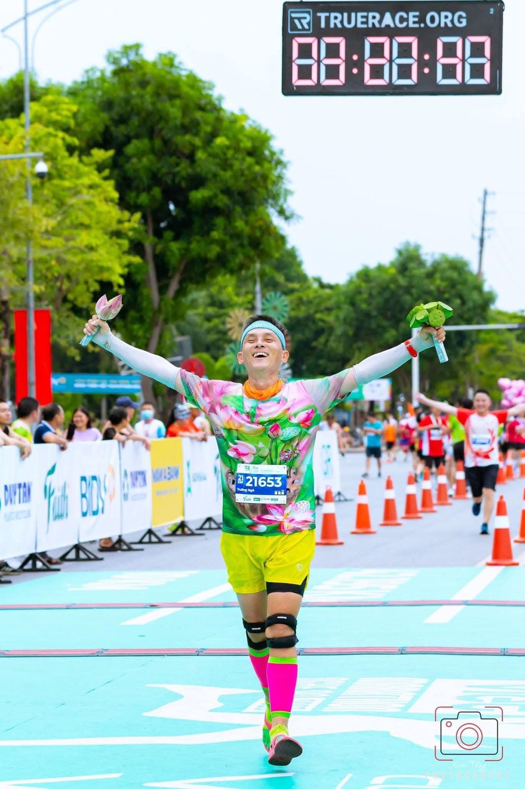 Runner giơ hoa sen về đích dưới đồng hồ TrueRace