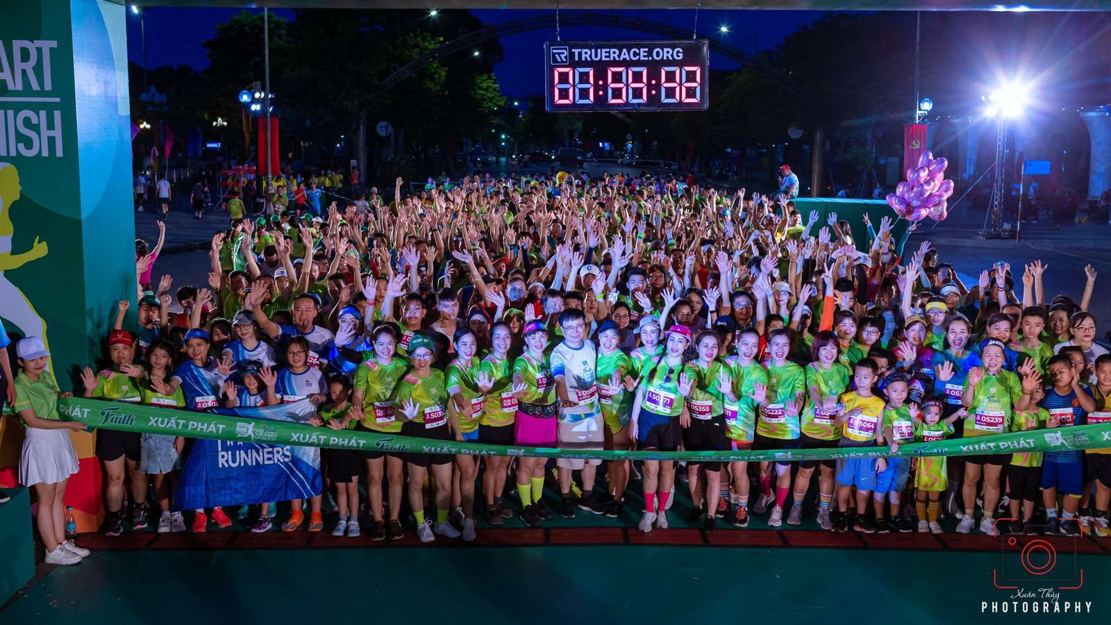 Xuất phát đêm NTV Nghệ An Marathon, đồng hồ TrueRace