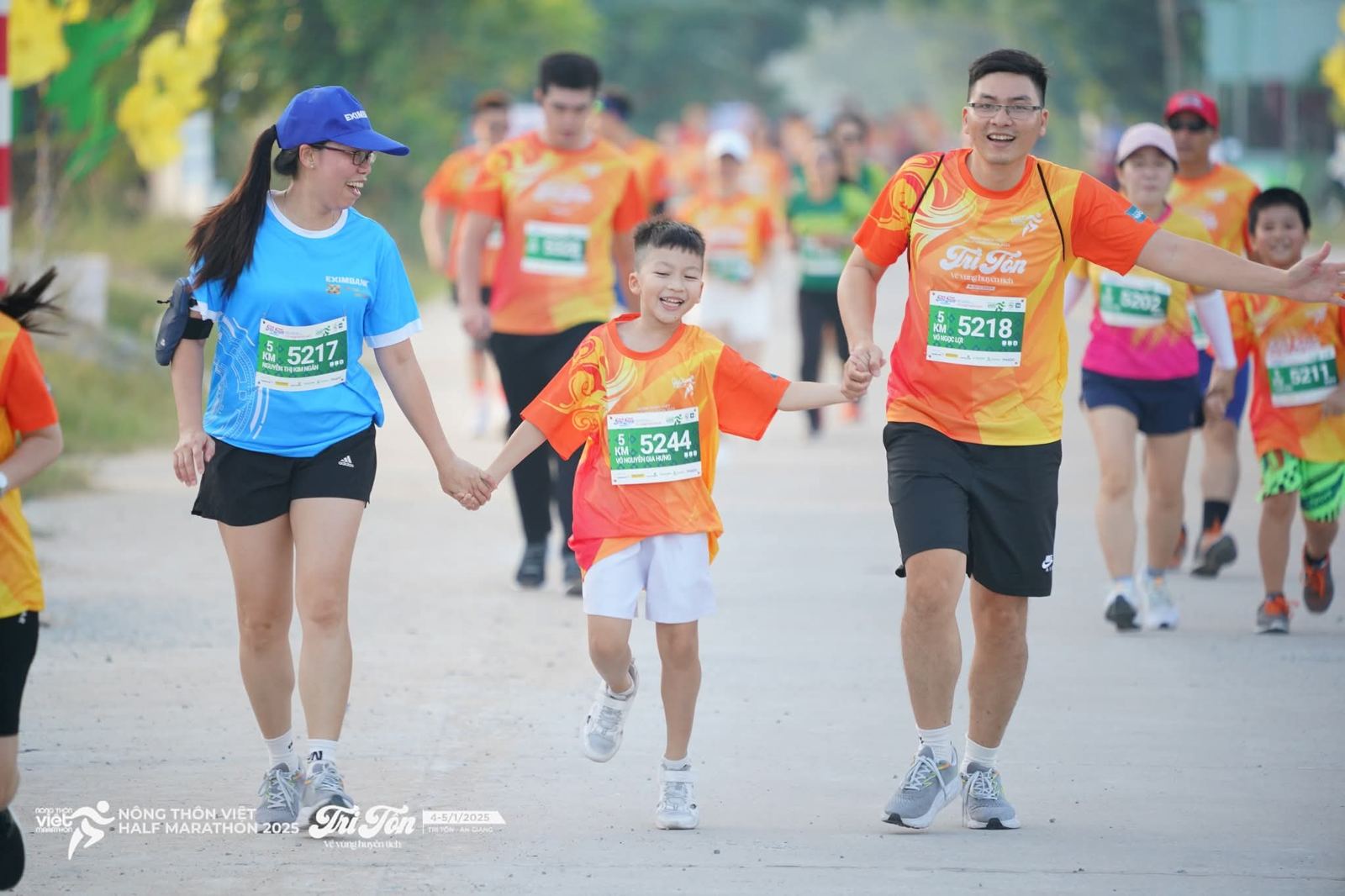 Gia đình nắm tay nhau chạy cự ly 5 km