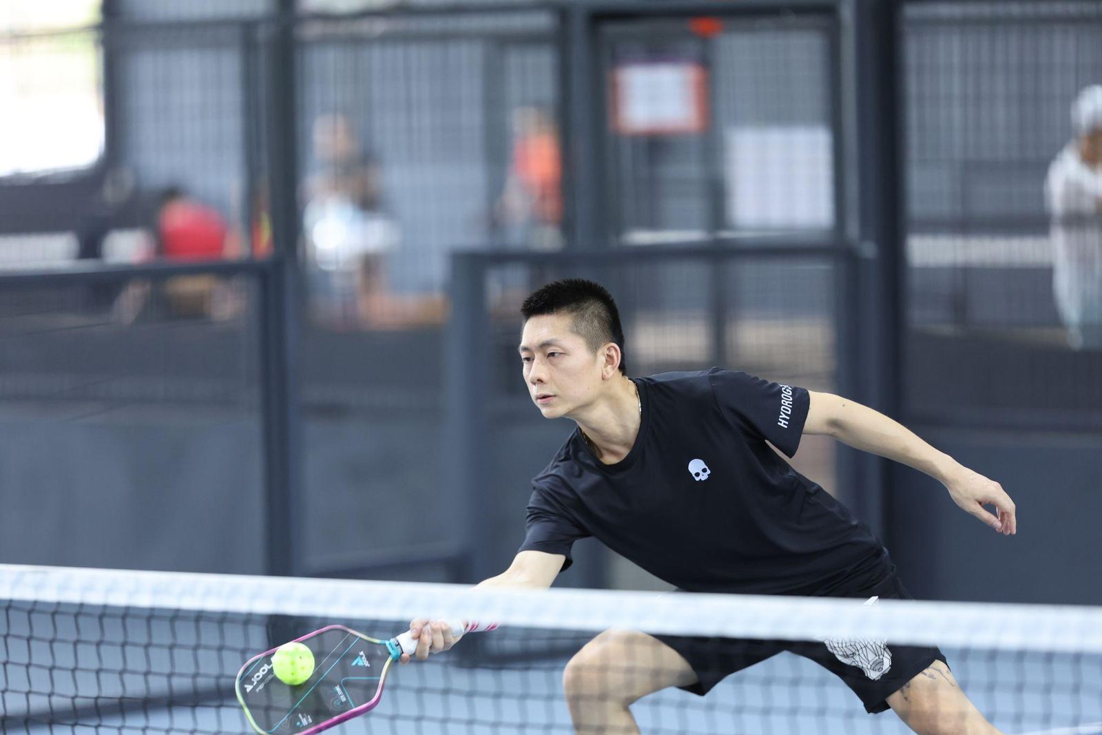 Vận động viên pickleball đỡ bóng sát lưới