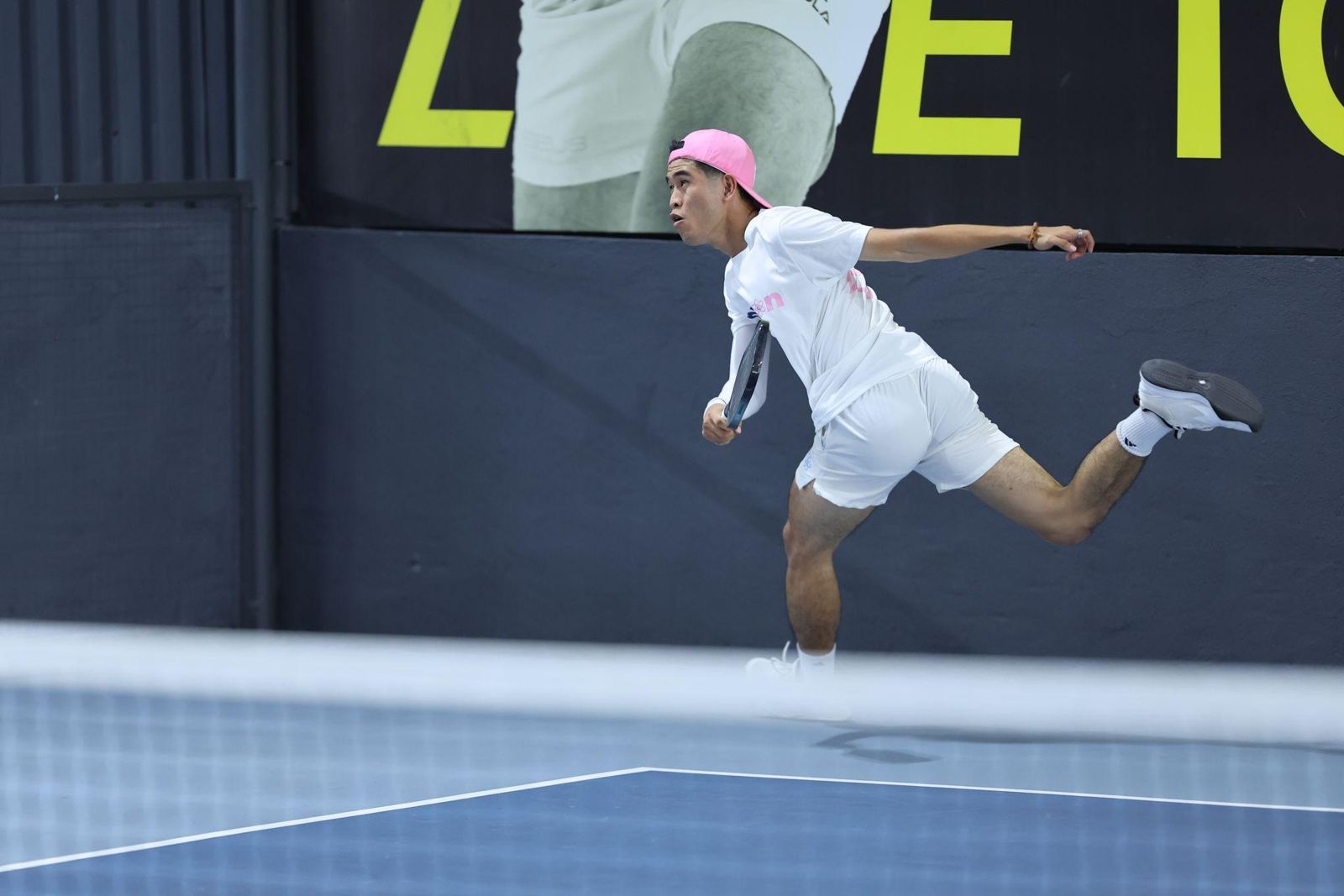 Vận động viên pickleball giao bóng