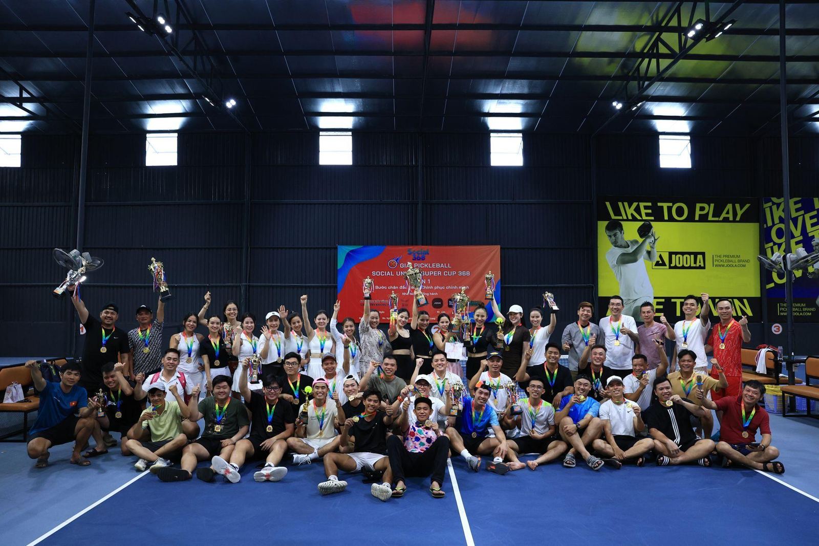 Vận động viên nhận cúp và huy chương tại United Pickleball