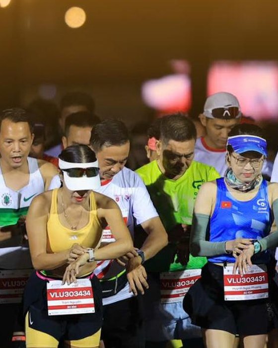 Runner VLU RUN 2025 bấm đồng hồ trước giờ xuất phát đêm